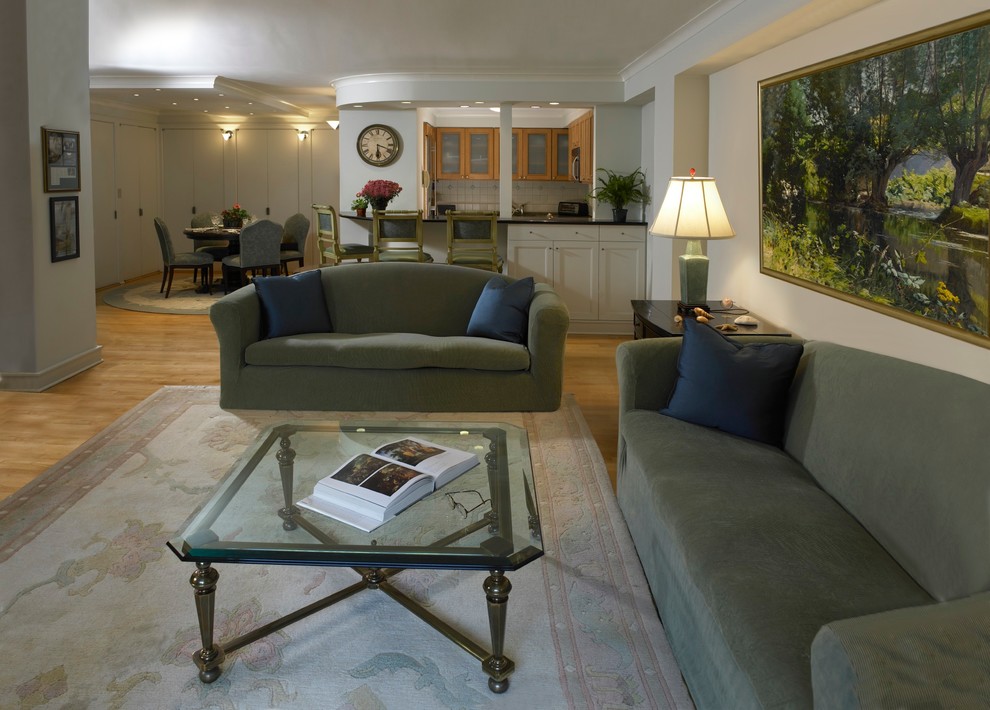 Foto di un soggiorno chic aperto e di medie dimensioni con pareti beige e pavimento in legno massello medio