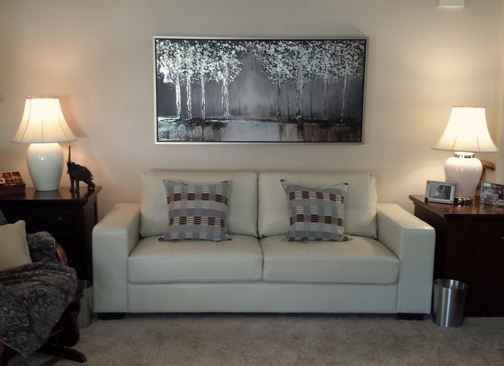 Idee per un soggiorno classico di medie dimensioni e aperto con pareti beige e moquette