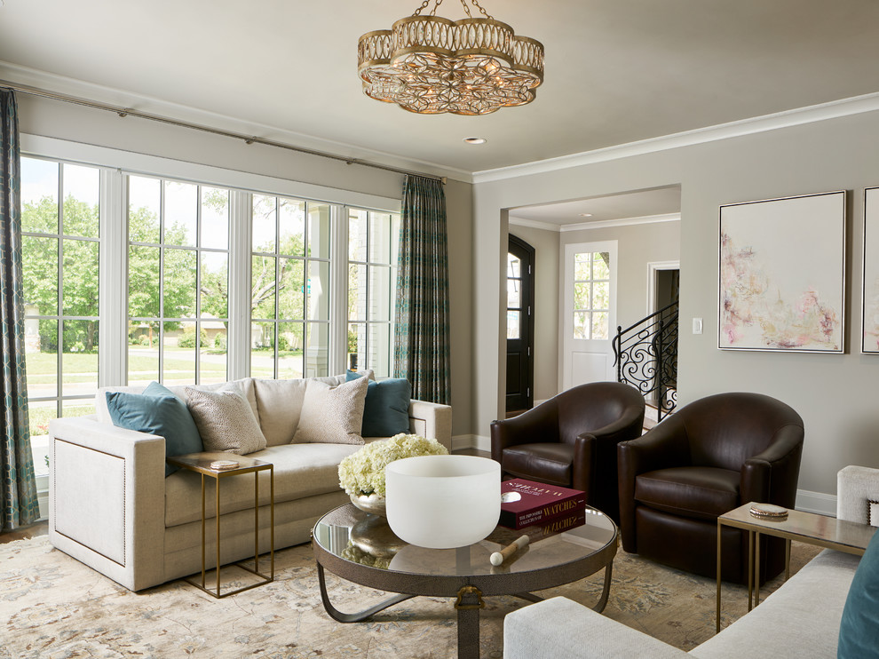 Klassisches Wohnzimmer mit grauer Wandfarbe, braunem Holzboden und braunem Boden in Sonstige