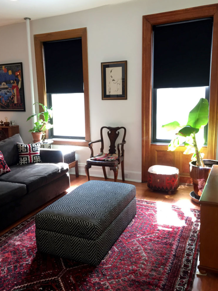 На фото: маленькая открытая гостиная комната в стиле фьюжн с белыми стенами, ковровым покрытием и красным полом без телевизора для на участке и в саду