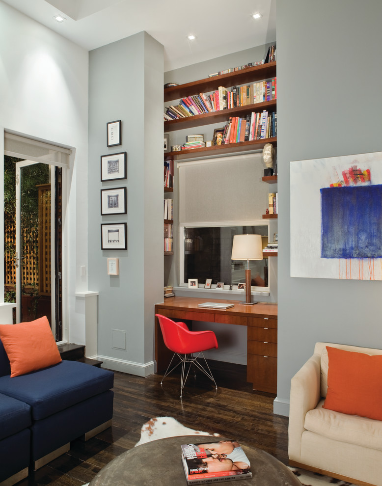 Ispirazione per un soggiorno design di medie dimensioni e aperto con pareti blu, parquet scuro, nessun camino e pavimento marrone
