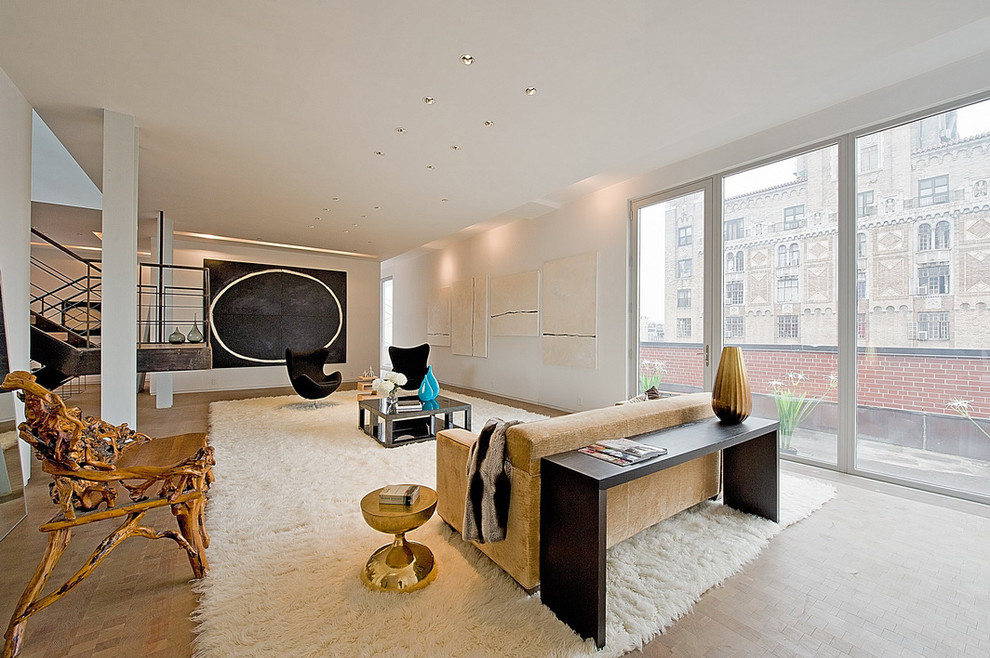 Idee per un ampio soggiorno minimalista con pareti bianche