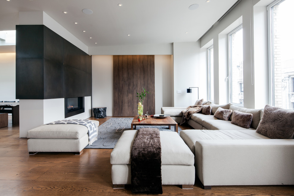 Modernes Wohnzimmer mit weißer Wandfarbe und Tunnelkamin in New York