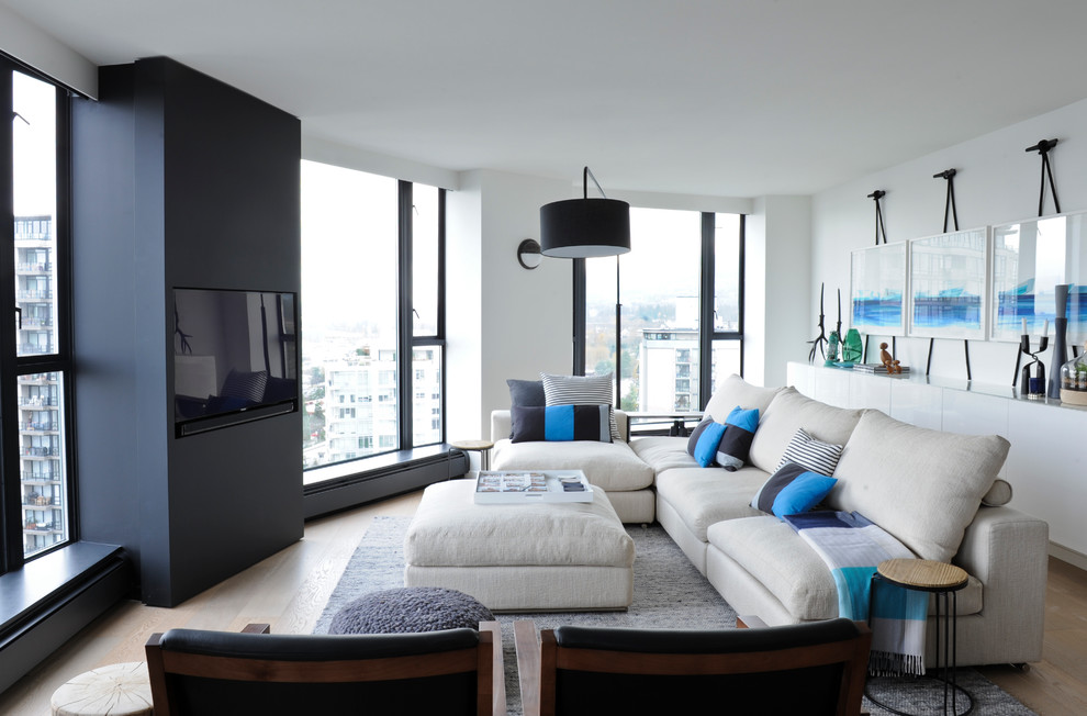 Свежая идея для дизайна: гостиная комната в стиле модернизм с белыми стенами и ковром на полу - отличное фото интерьера