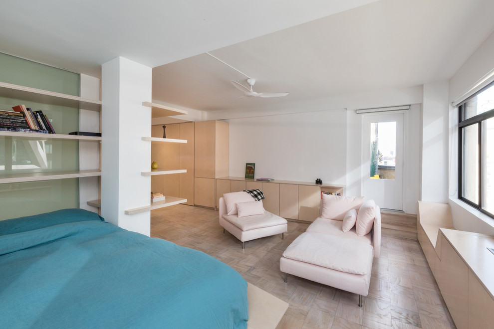Esempio di un piccolo soggiorno moderno con pareti bianche, parquet chiaro, TV nascosta e pavimento beige