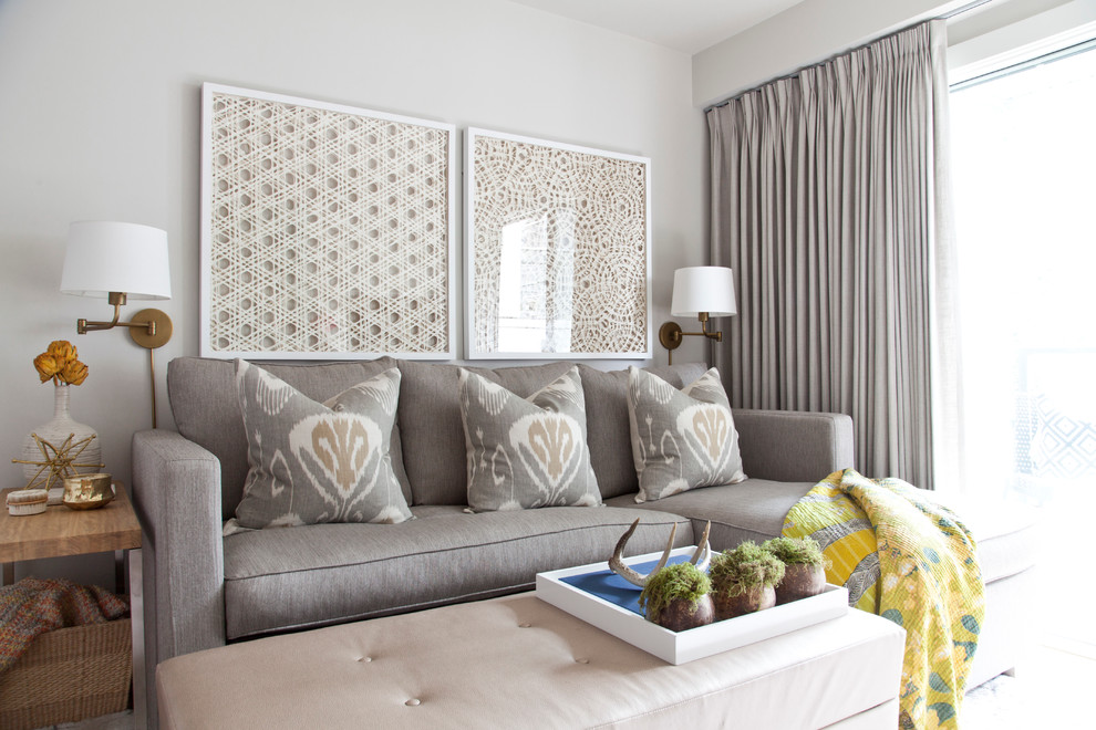 Ispirazione per un piccolo soggiorno classico aperto con pareti grigie e parquet chiaro