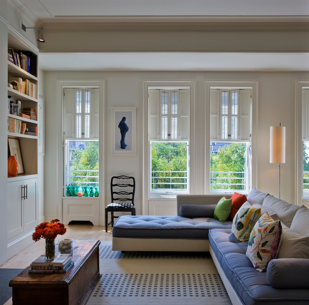 Imagen de salón para visitas cerrado clásico renovado de tamaño medio sin televisor con paredes blancas, suelo de madera clara y suelo beige