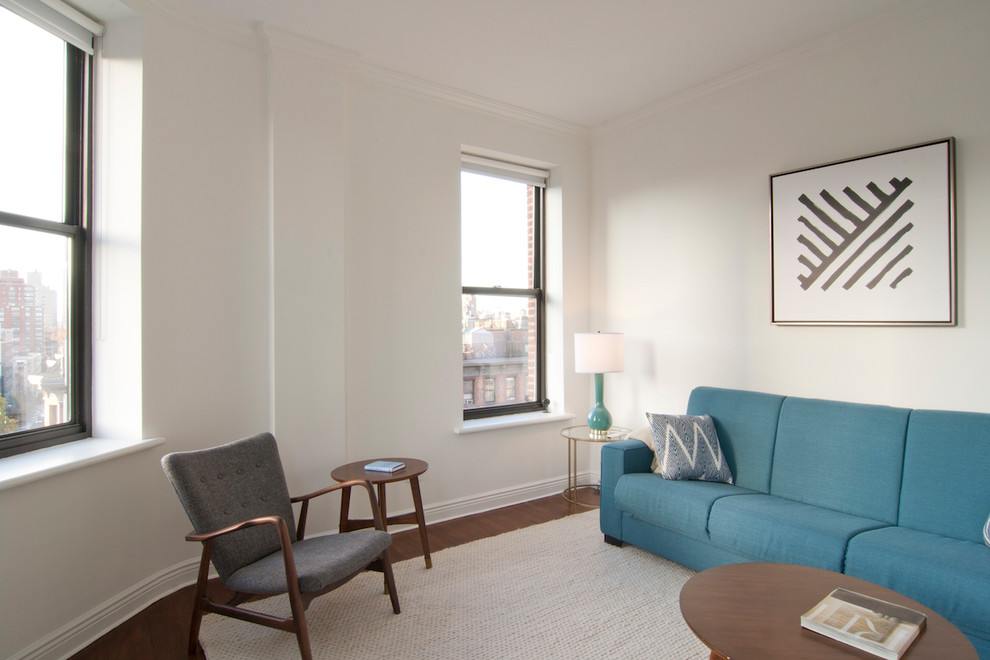 Идея дизайна: изолированная гостиная комната среднего размера в стиле ретро с белыми стенами, паркетным полом среднего тона, отдельно стоящим телевизором и коричневым полом без камина