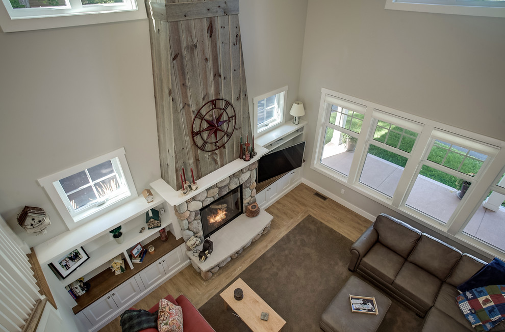 Mittelgroßes Country Wohnzimmer im Loft-Stil mit beiger Wandfarbe, Linoleum, Kamin, Kaminumrandung aus Stein und Multimediawand in Sonstige