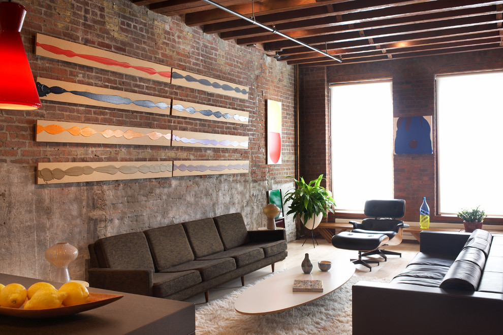 Industrial Wohnzimmer mit hellem Holzboden in New York