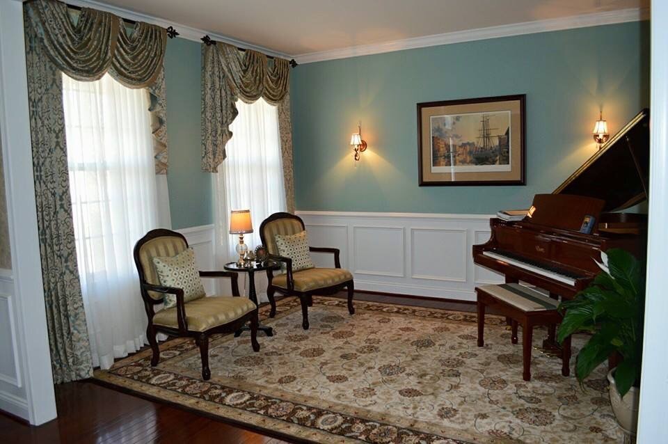 Идея дизайна: открытая гостиная комната среднего размера в классическом стиле с музыкальной комнатой, синими стенами и темным паркетным полом
