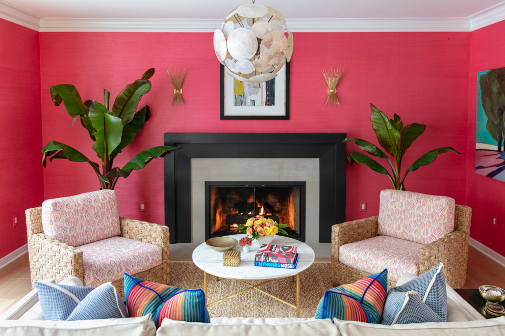 Esempio di un soggiorno classico di medie dimensioni con sala formale, pareti rosa, parquet chiaro, camino classico, cornice del camino in pietra, nessuna TV e pavimento marrone
