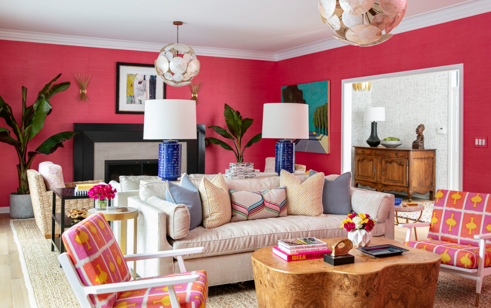 Foto di un soggiorno tradizionale di medie dimensioni con sala formale, pareti rosa, parquet chiaro, camino classico, cornice del camino in pietra, nessuna TV e pavimento marrone