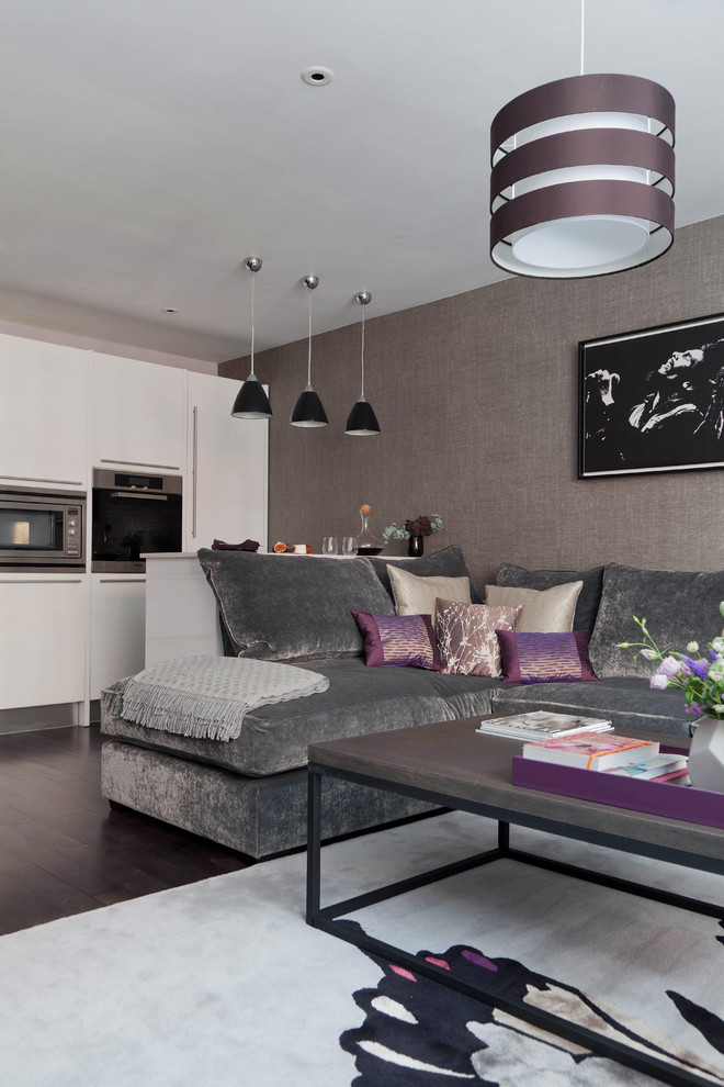 Cette image montre un petit salon design ouvert avec un mur gris et parquet foncé.