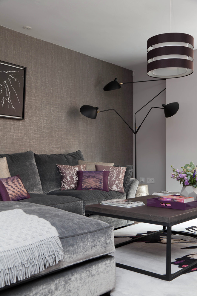 Cette image montre un petit salon design ouvert avec un mur gris et parquet foncé.