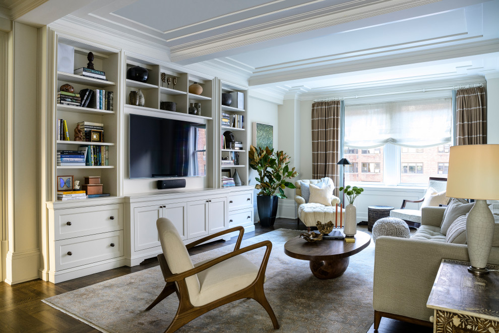 Großes, Abgetrenntes Klassisches Wohnzimmer mit beiger Wandfarbe, dunklem Holzboden, Multimediawand und braunem Boden in New York