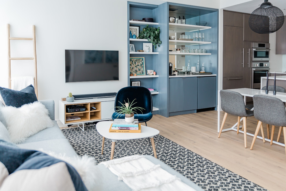 Идея дизайна: открытая гостиная комната среднего размера в стиле модернизм с белыми стенами, светлым паркетным полом и телевизором на стене без камина