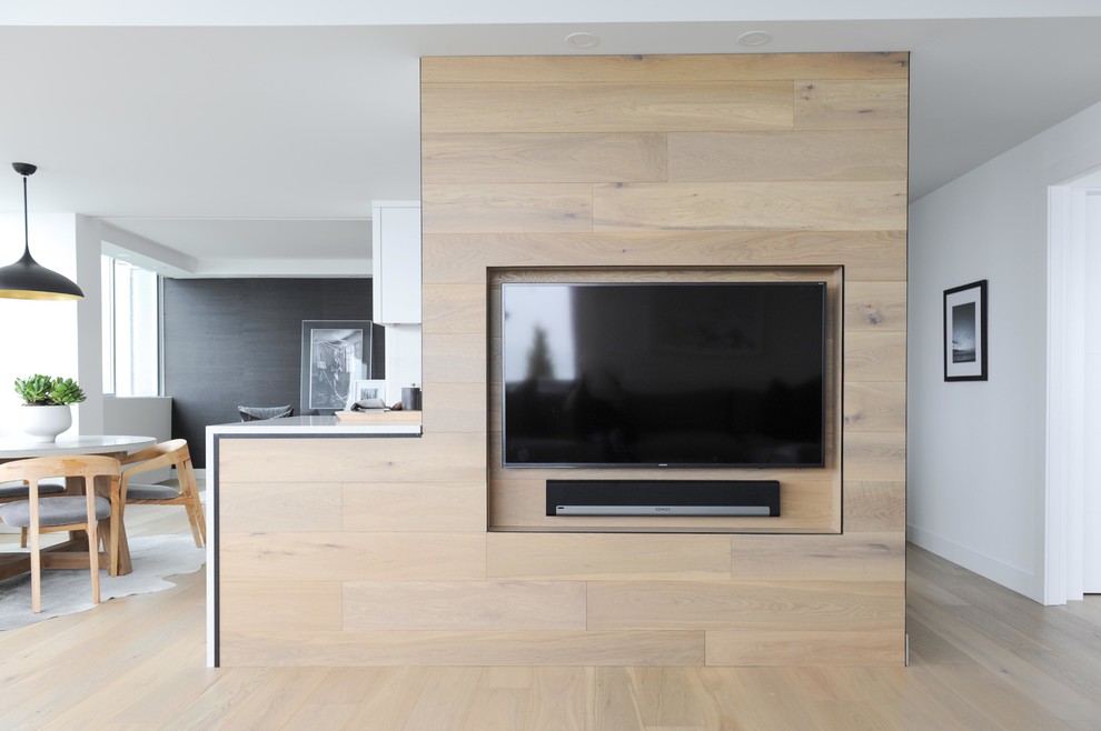 Idee per un piccolo soggiorno moderno aperto con pareti nere, parquet chiaro, parete attrezzata e pavimento marrone