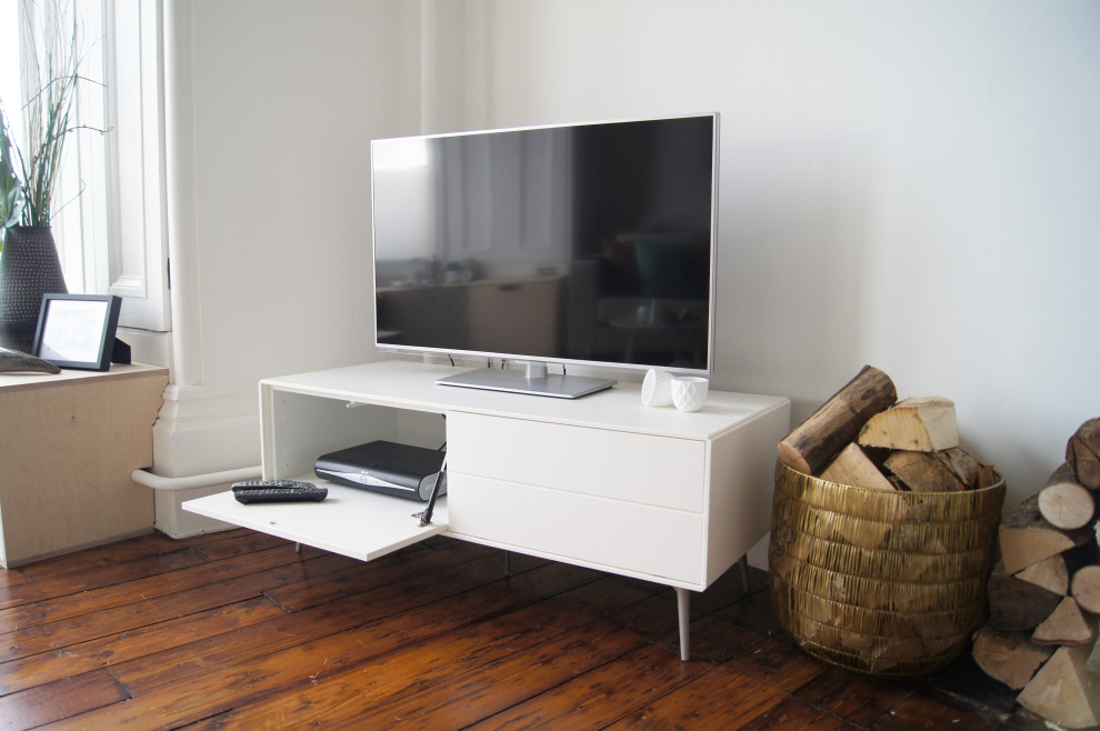 Immagine di un soggiorno design di medie dimensioni e aperto con pareti bianche, parquet scuro, TV autoportante e pavimento marrone