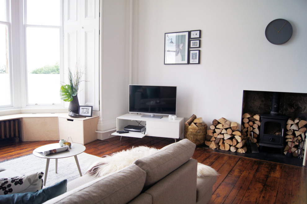 Ispirazione per un soggiorno minimal di medie dimensioni e aperto con pareti bianche, parquet scuro, TV autoportante e pavimento marrone