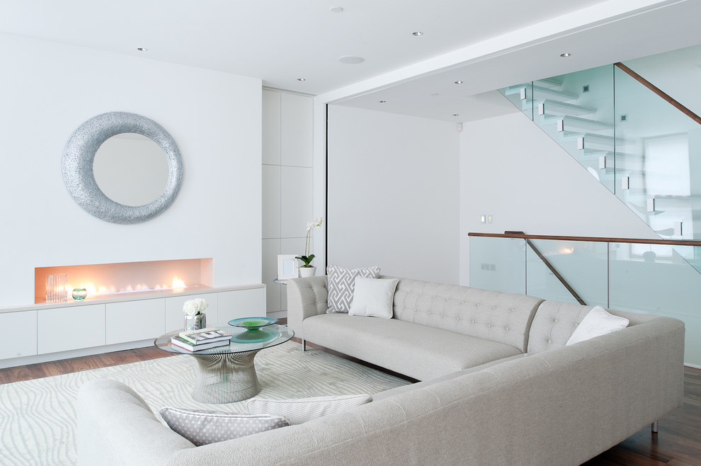 Repräsentatives, Offenes Modernes Wohnzimmer mit weißer Wandfarbe, braunem Holzboden, Gaskamin und verputzter Kaminumrandung in London