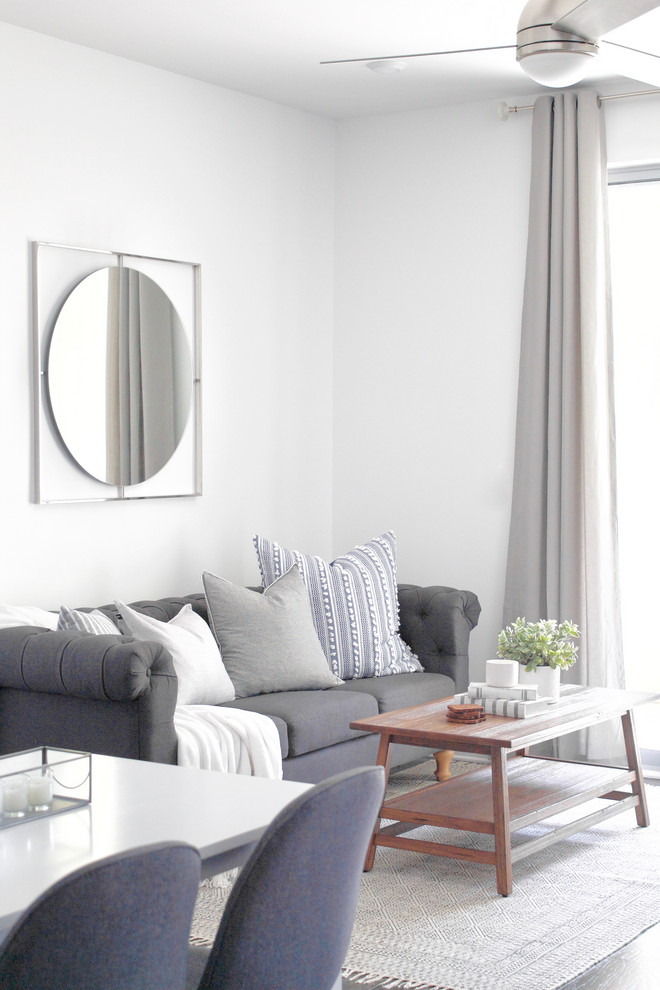 Идея дизайна: открытая гостиная комната среднего размера в современном стиле с белыми стенами, темным паркетным полом, отдельно стоящим телевизором и коричневым полом без камина
