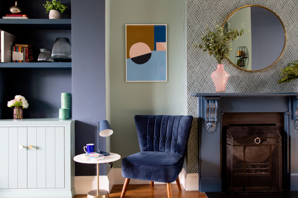 Идея дизайна: открытая гостиная комната среднего размера в стиле неоклассика (современная классика) с синими стенами, темным паркетным полом, фасадом камина из дерева, телевизором на стене и коричневым полом