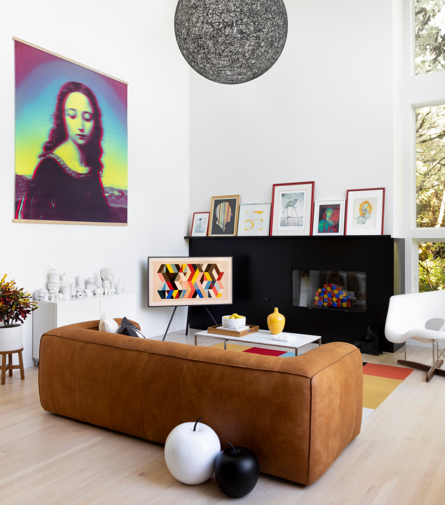 Mittelgroßes, Abgetrenntes Modernes Wohnzimmer mit hellem Holzboden, Kamin, Kaminumrandung aus Metall, weißer Wandfarbe und beigem Boden in Portland