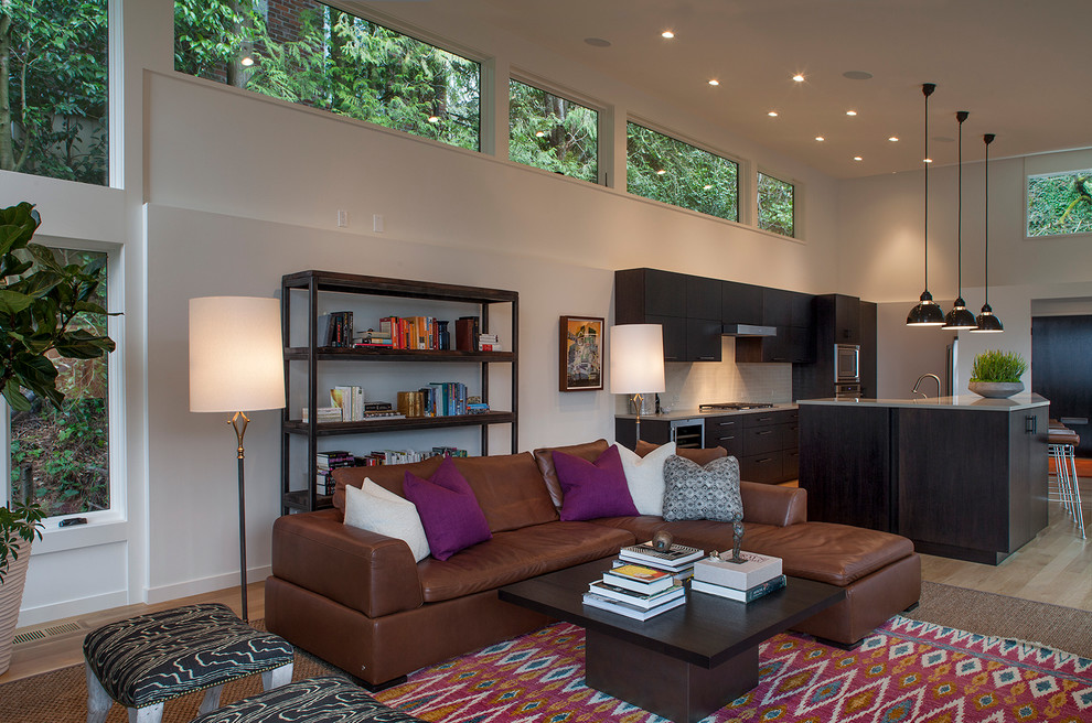 Источник вдохновения для домашнего уюта: открытая гостиная комната в современном стиле с белыми стенами и коричневым диваном