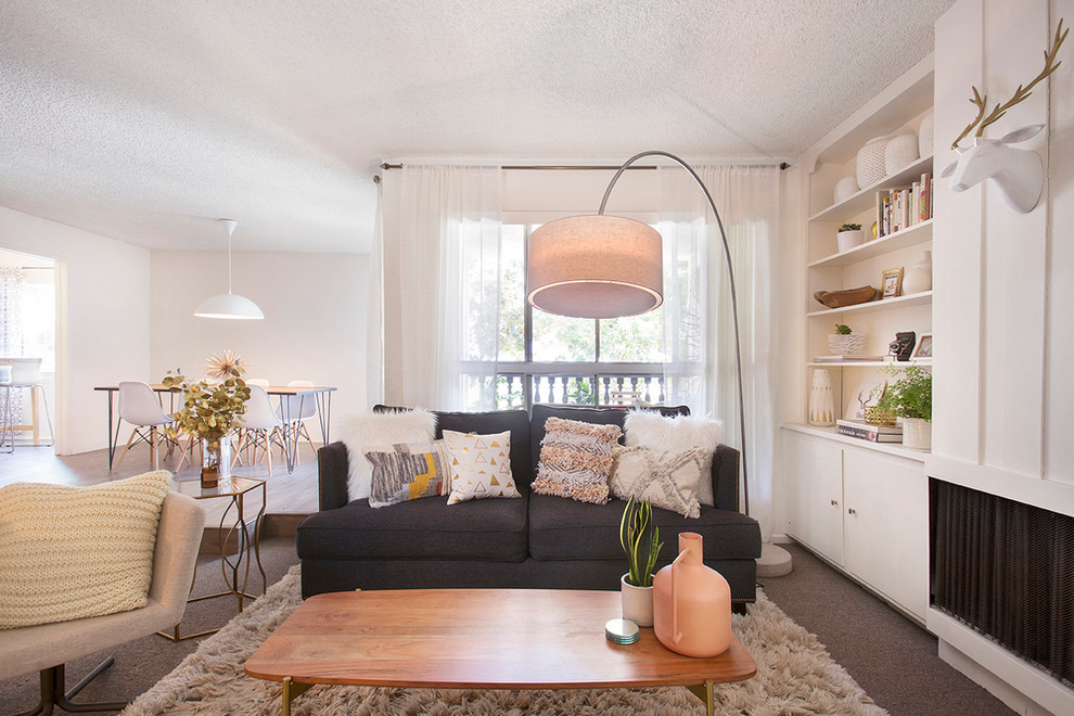 Mittelgroßes, Offenes Modernes Wohnzimmer mit weißer Wandfarbe, Teppichboden, Gaskamin, Kaminumrandung aus Holz und TV-Wand in Los Angeles