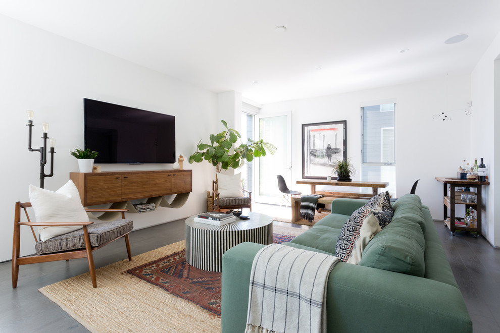 Offenes Modernes Wohnzimmer mit weißer Wandfarbe und grauem Boden in Los Angeles
