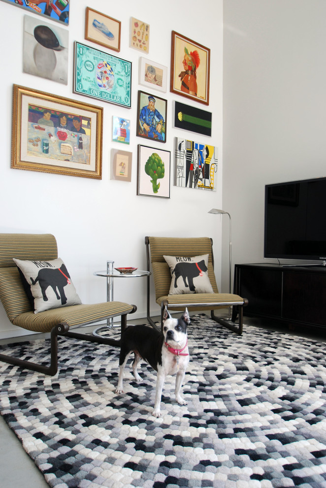 Mittelgroßes Modernes Wohnzimmer im Loft-Stil mit freistehendem TV, grauer Wandfarbe und Betonboden in Los Angeles