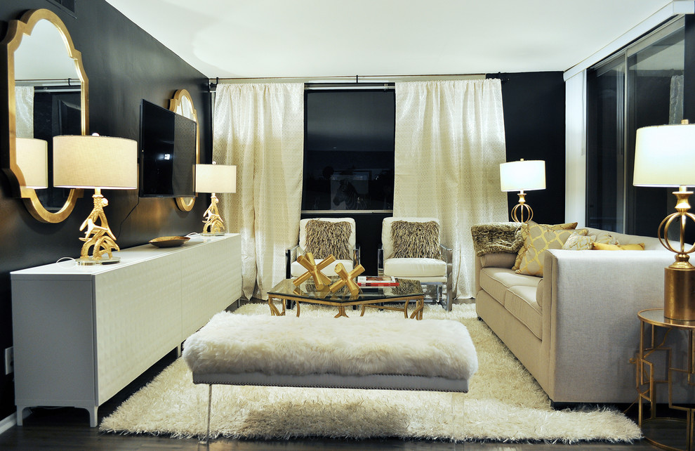 Idee per un soggiorno chic di medie dimensioni e chiuso con sala formale, pareti nere, parquet scuro e TV a parete