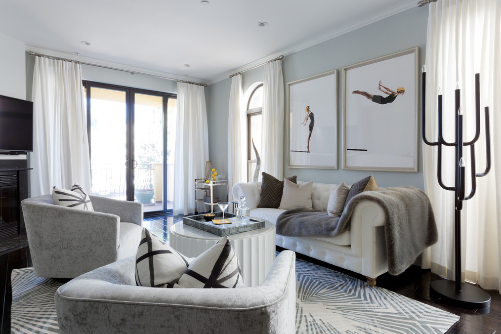 На фото: гостиная комната среднего размера в стиле неоклассика (современная классика) с серыми стенами и темным паркетным полом с