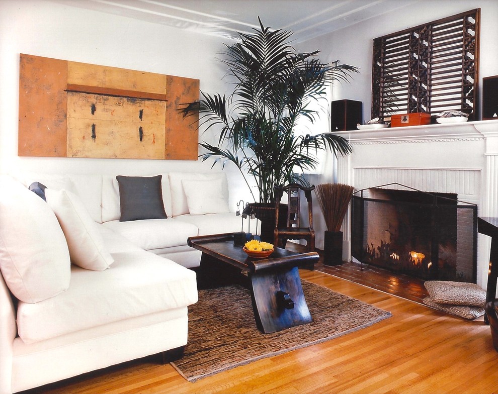 Cette photo montre un salon asiatique de taille moyenne avec un mur blanc, un sol en bois brun, une cheminée standard, un manteau de cheminée en bois et aucun téléviseur.