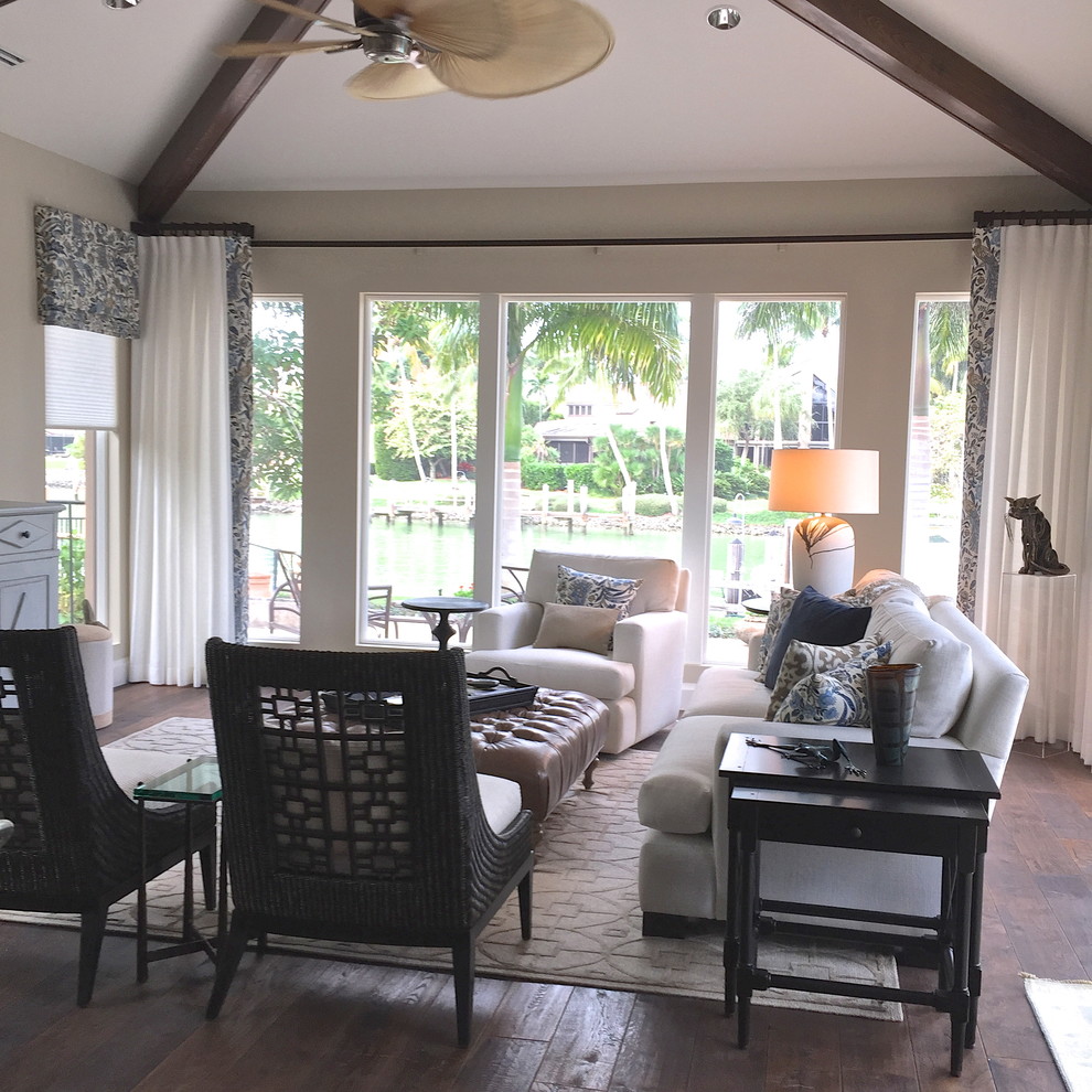 Esempio di un soggiorno tropicale di medie dimensioni e aperto con pareti bianche e pavimento in legno massello medio