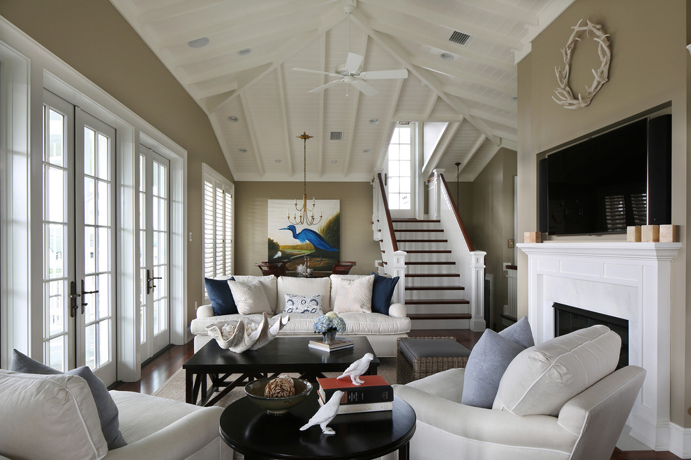 Идея дизайна: парадная, изолированная гостиная комната в морском стиле с стандартным камином и телевизором на стене