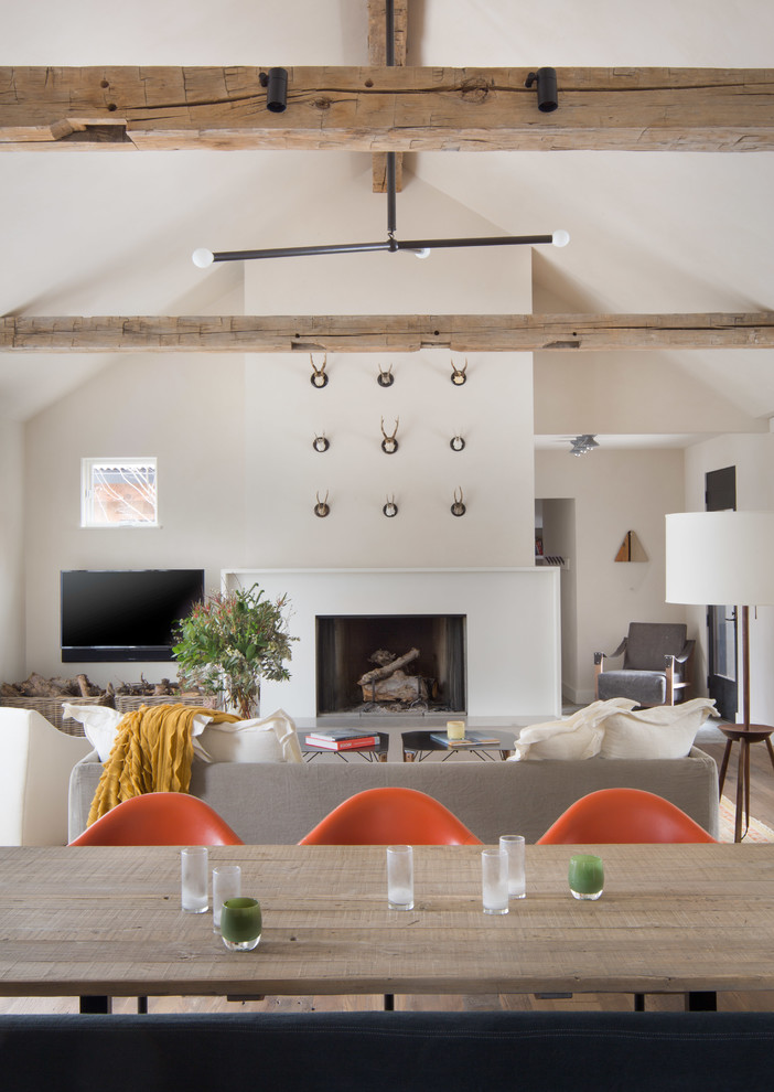 Idee per un soggiorno country aperto con sala formale, pareti beige e TV a parete