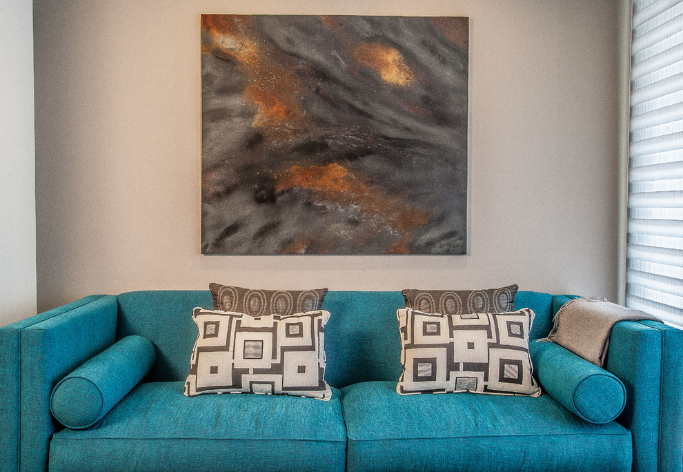 Immagine di un piccolo soggiorno moderno aperto con pareti grigie, parquet chiaro e TV a parete