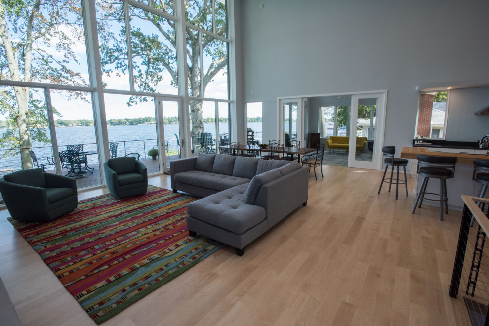 Стильный дизайн: большая открытая гостиная комната в современном стиле с серыми стенами, светлым паркетным полом и сводчатым потолком - последний тренд