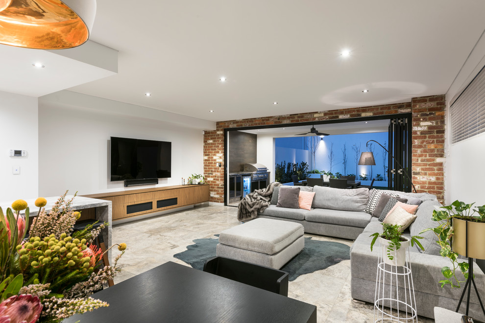 Foto di un soggiorno contemporaneo aperto con pareti bianche, TV a parete e pavimento grigio