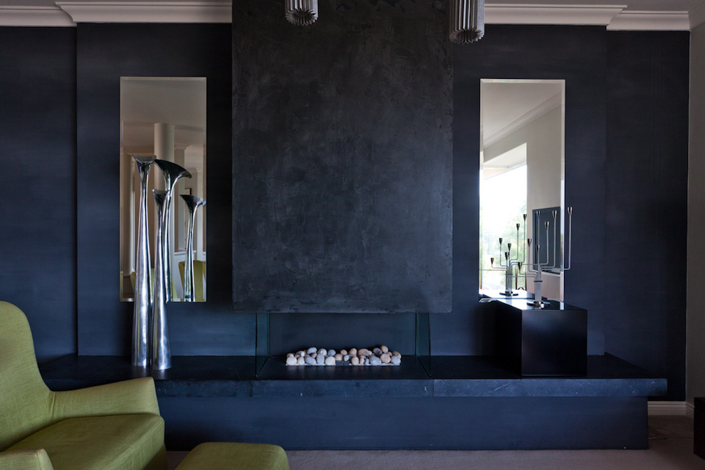 Идея дизайна: парадная, открытая гостиная комната среднего размера в современном стиле с черными стенами, горизонтальным камином и фасадом камина из штукатурки без телевизора