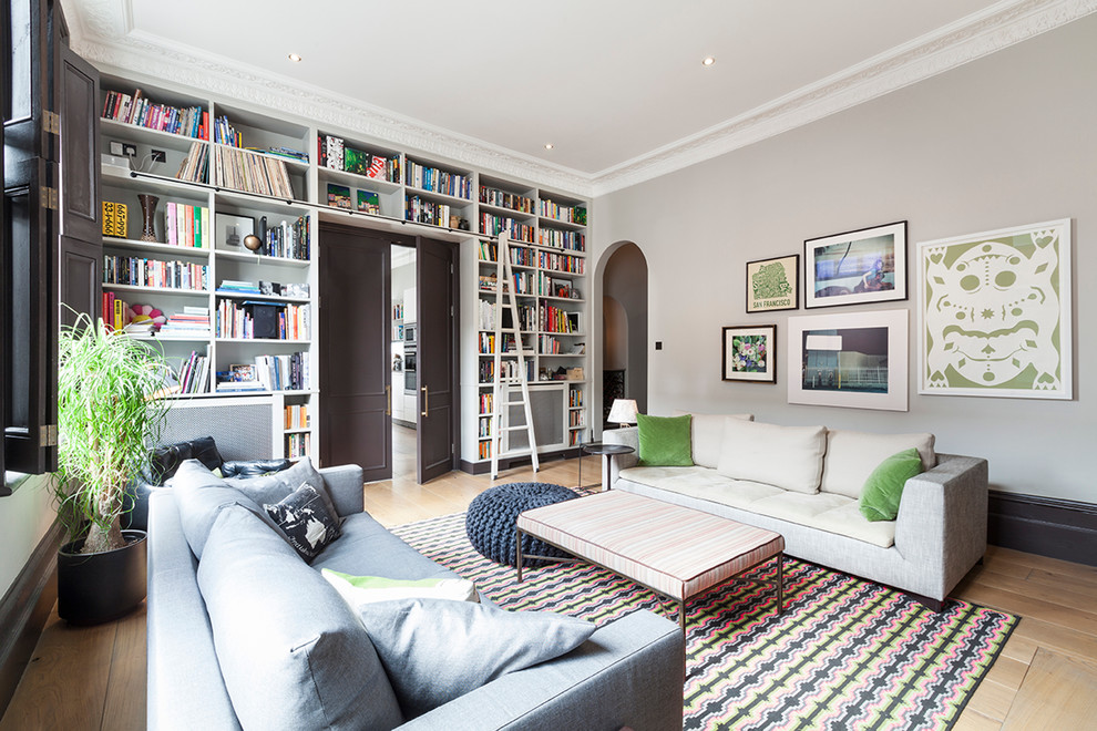 Пример оригинального дизайна: изолированная гостиная комната в стиле неоклассика (современная классика) с с книжными шкафами и полками, серыми стенами и светлым паркетным полом