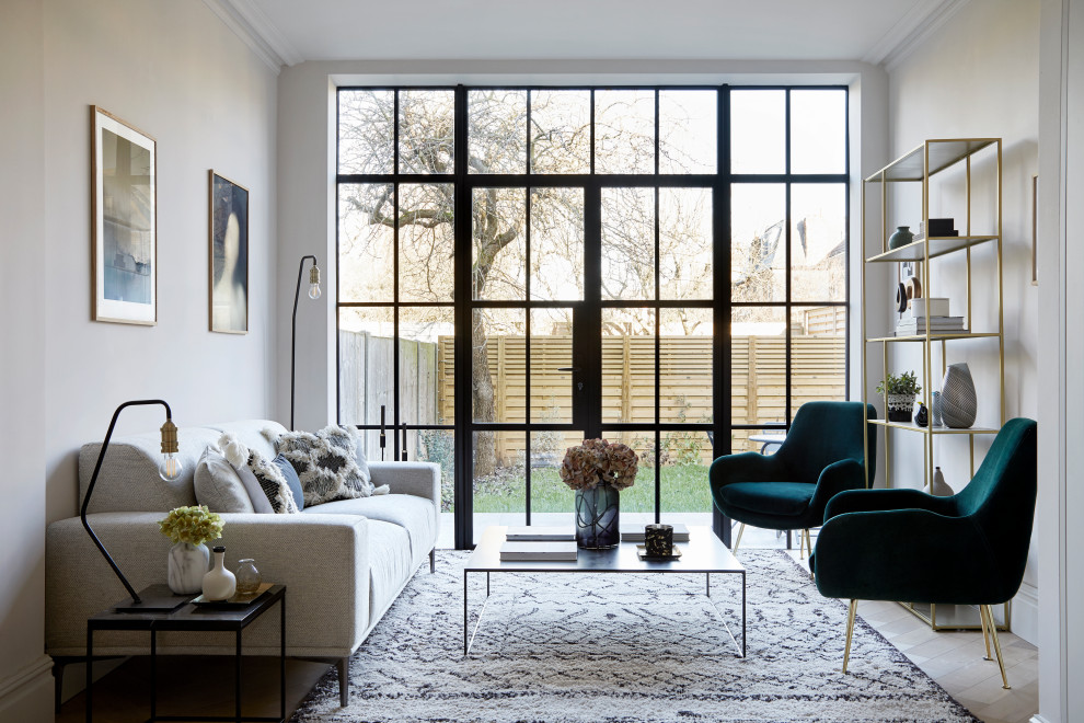 Modernes Wohnzimmer mit beiger Wandfarbe und beigem Boden in London