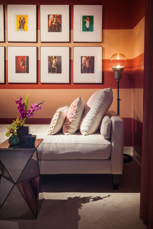 На фото: маленькая изолированная гостиная комната в современном стиле с оранжевыми стенами и ковровым покрытием без камина, телевизора для на участке и в саду