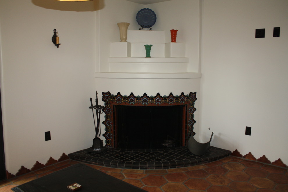Esempio di un soggiorno mediterraneo di medie dimensioni con sala formale, camino classico e cornice del camino piastrellata