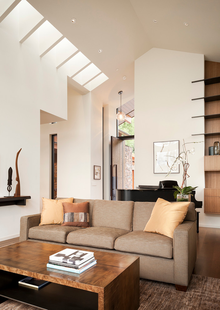 Foto di un grande soggiorno classico aperto con pareti bianche e pavimento in legno massello medio