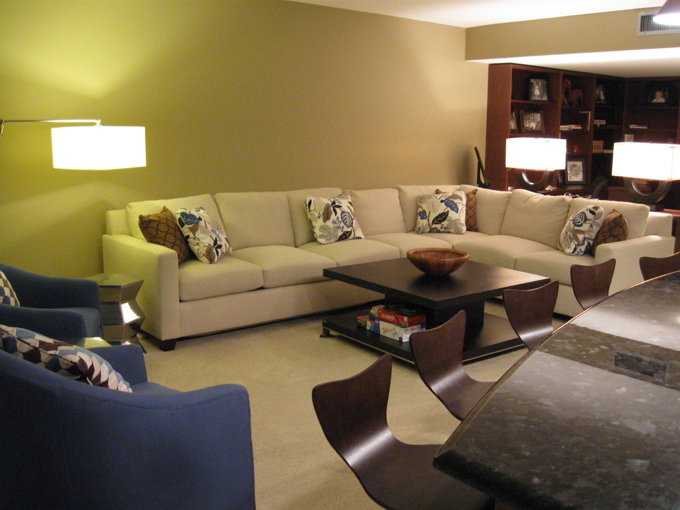 На фото: открытая гостиная комната в современном стиле с бежевыми стенами и ковровым покрытием