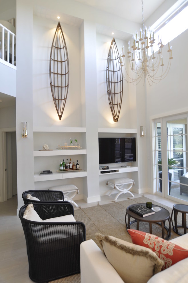 Mittelgroßes, Offenes Maritimes Wohnzimmer ohne Kamin mit weißer Wandfarbe, hellem Holzboden und Multimediawand in Miami
