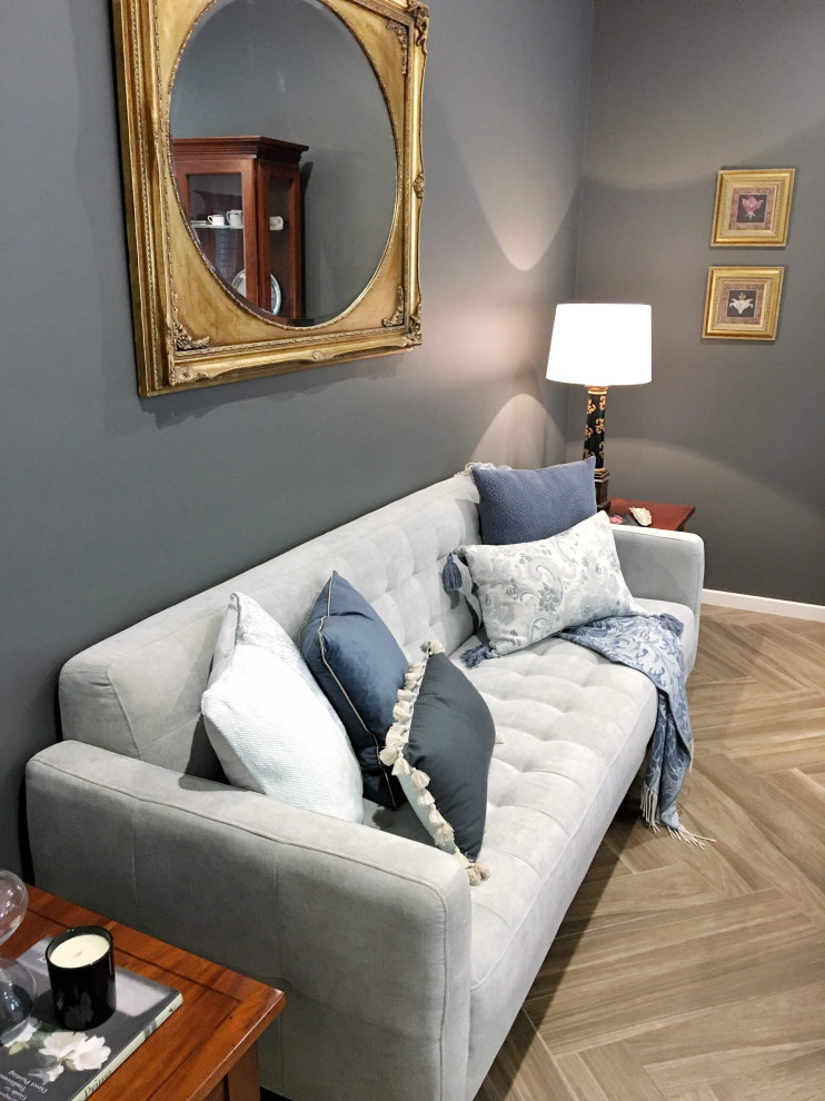 Esempio di un grande soggiorno minimal aperto con sala formale, pareti grigie, pavimento con piastrelle in ceramica e TV a parete